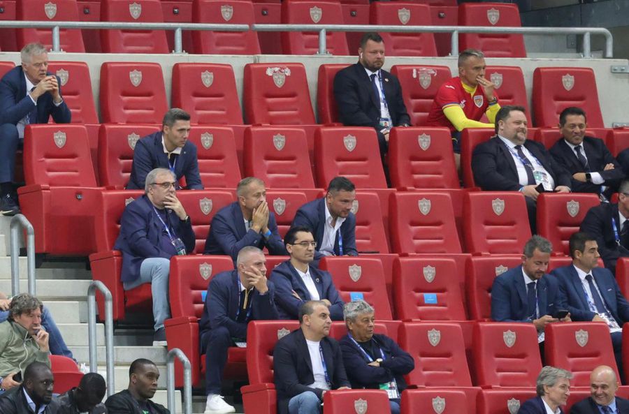 Costin Curelea, un rând mai sus decât Stoichiță / FOTO: Ionuț Iordache (GSP) Lor nu le pasă de EURO? 6 detalii surprinse de GSP la Italia U21 - România U21 + Cine a venit la Louis Munteanu după meci