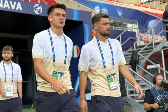 Ovidiu Perianu (în dreapta, alături de Rareș Ilie) vrea să se impună la FCSB. Sursa foto: frf.ro