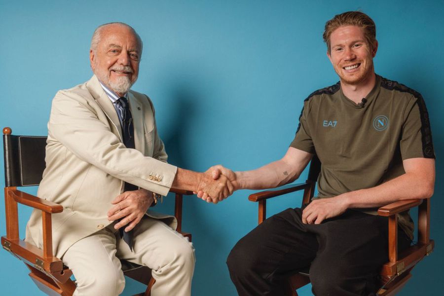Aurelio de Laurentiis și Kevin de Bruyne la semnăturuă / Foto. X Kevin de Bruyne a fost prezentat oficial la Napoli: „Regele este aici”