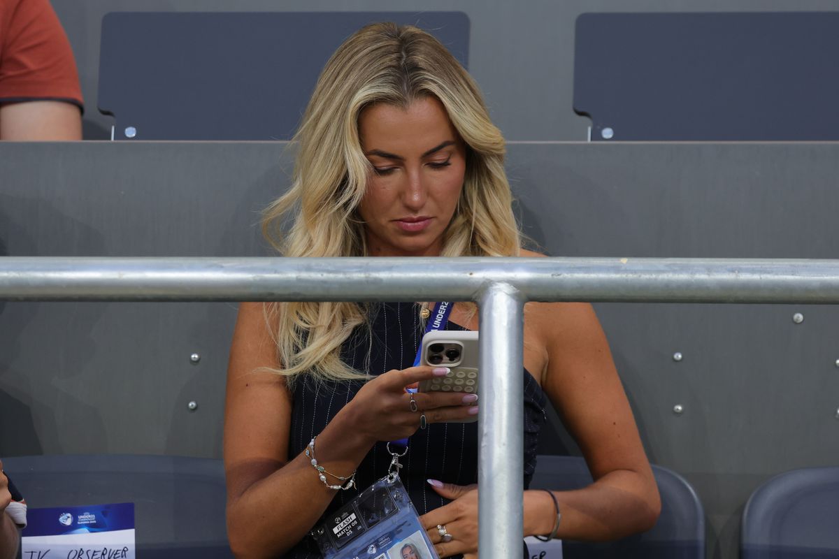 Ellie Collins - prezentă la Cehia - Anglia