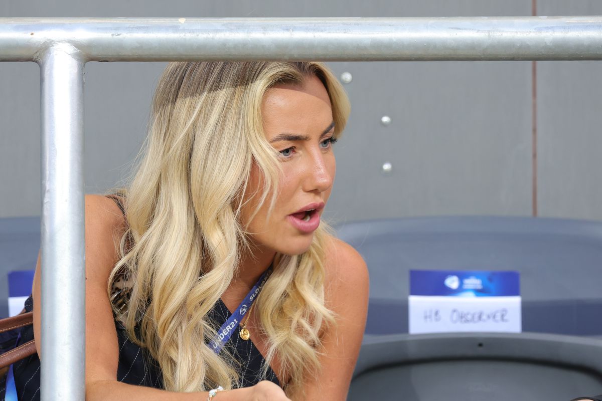 Jurnalista care a încins atmosfera în Slovacia! Cum a apărut blonda la Euro U21