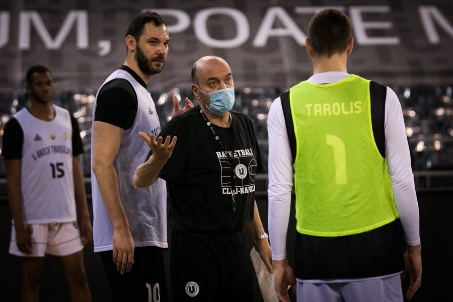Dusko Vujosevic, într-o discuție cu Donatas Tarolis, baschetbalist care evoluează în prezent pentru CSM Oradea/Foto: Manases Sandor (u-bt.basketball) Luptă contra cronometru! Fostul antrenor al lui U-BT Cluj-Napoca a suferit o operație de transplant de rinichi: „E greu când te trezești”