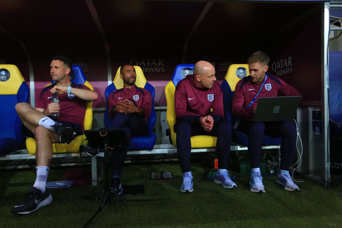 Marele Ashley Cole le-a vorbit reporterilor despre starul în ascensiune al Angliei: „Devine un jucător de top!”