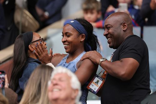 Coco Gauff, alături de mama sa, Candi, și de tatăl ei, Corey/Foto: Getty Images