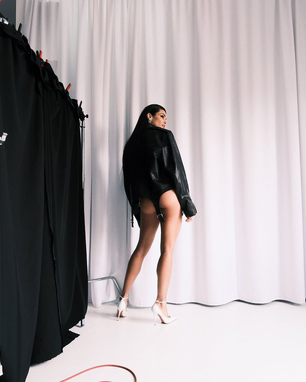 Soția fostului internațional face senzație în Serbia! De la reality-show-uri și condus agresiv, la poze nud: „Cum poți să arăți așa după 3 nașteri?!”