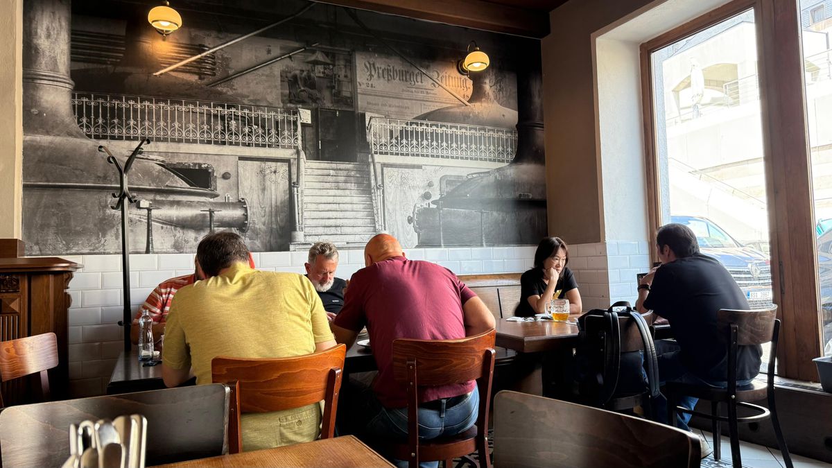 Noroc, „tricolorilor”! Am vizitat cea mai veche berărie din Bratislava, chiar lângă hotelul echipei naționale