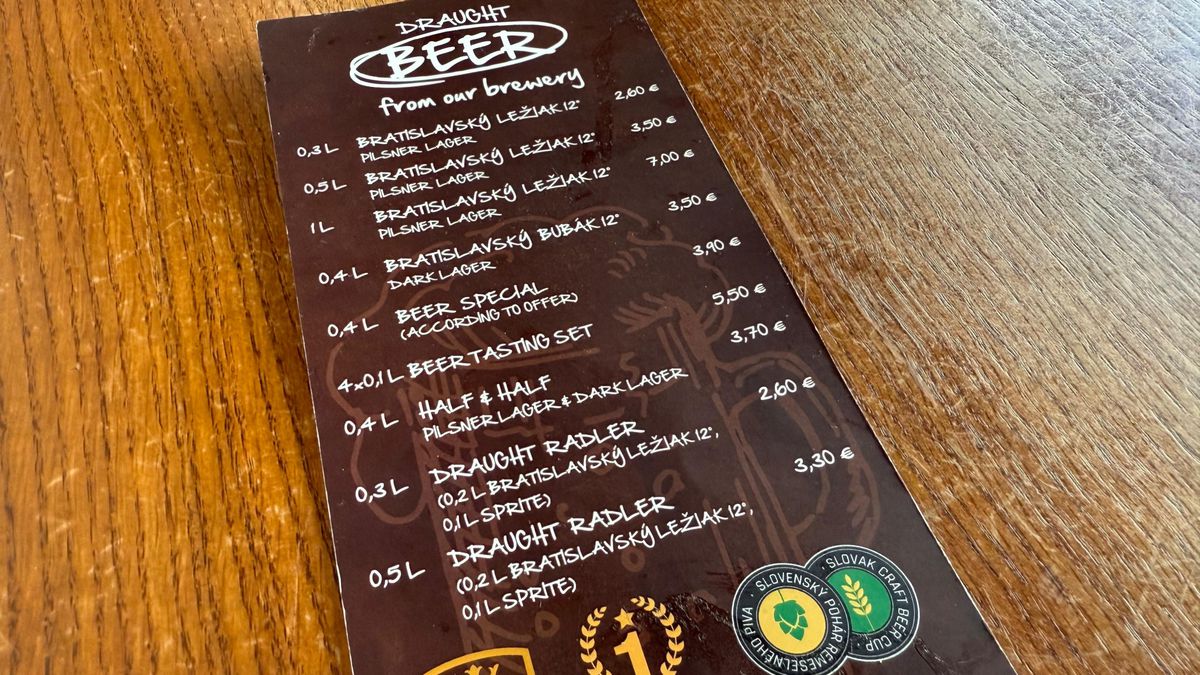Noroc, „tricolorilor”! Am vizitat cea mai veche berărie din Bratislava, chiar lângă hotelul echipei naționale