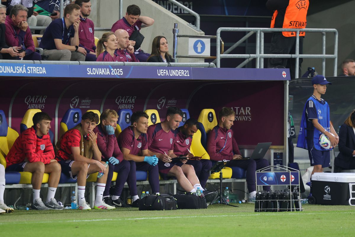 Marele Ashley Cole le-a vorbit reporterilor despre starul în ascensiune al Angliei: „Devine un jucător de top!”