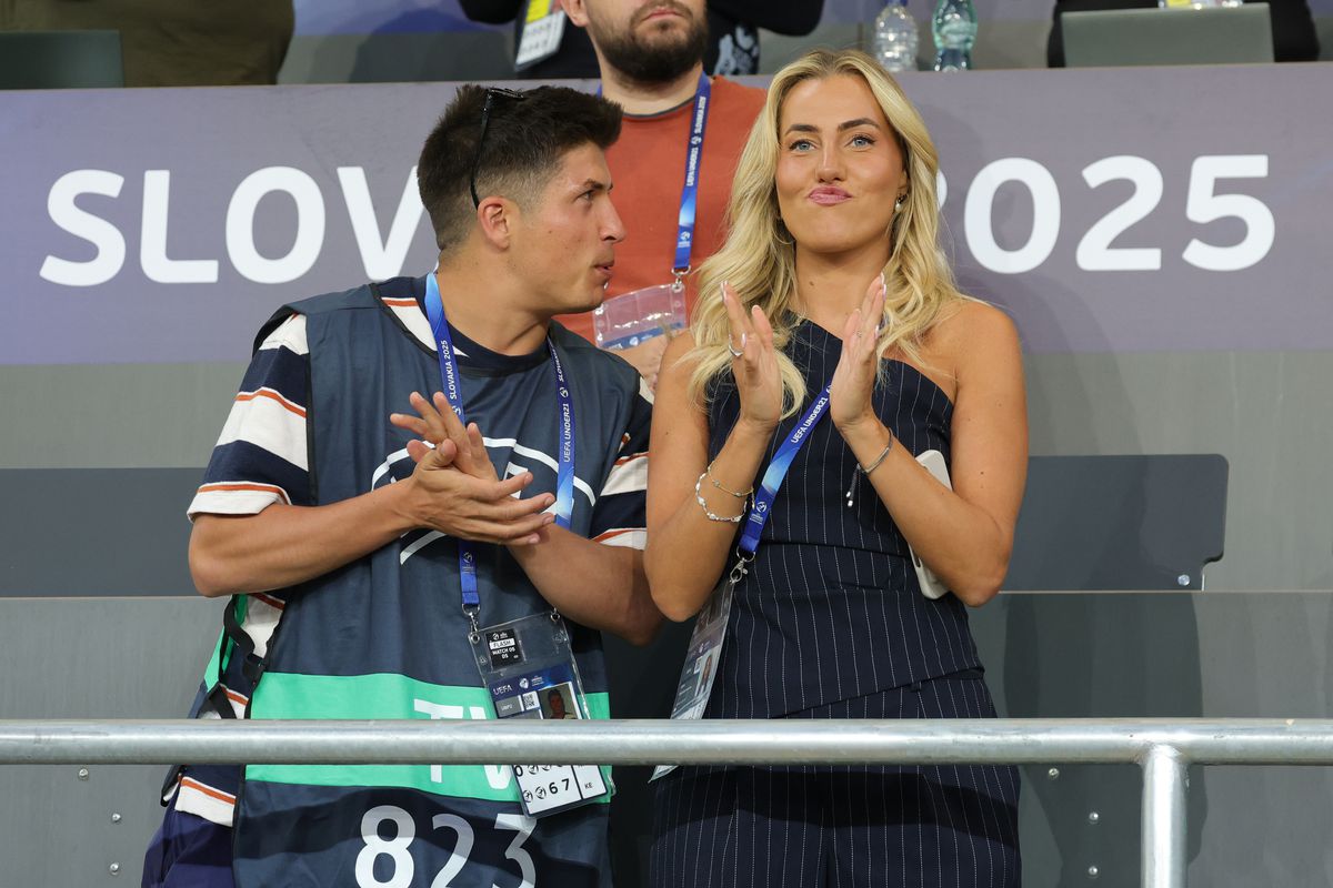 Jurnalista care a încins atmosfera în Slovacia! Cum a apărut blonda la Euro U21