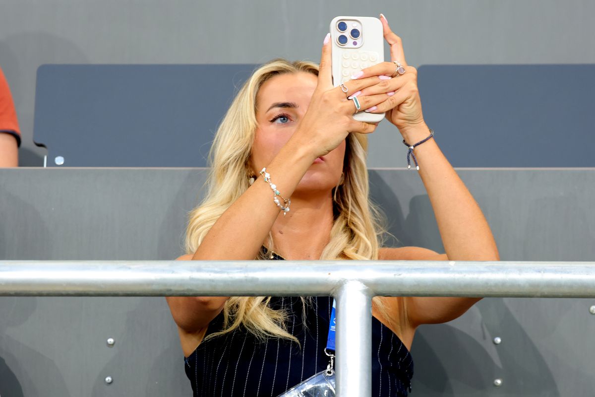 Ellie Collins - prezentă la Cehia - Anglia