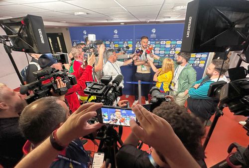 Reporterii români prezenți la zona mixtă, imediat după meciul României U21 cu Italia