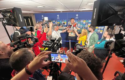 Două lumi separate de un panou » Ce m-a surprins în culise, după România U21 - Italia