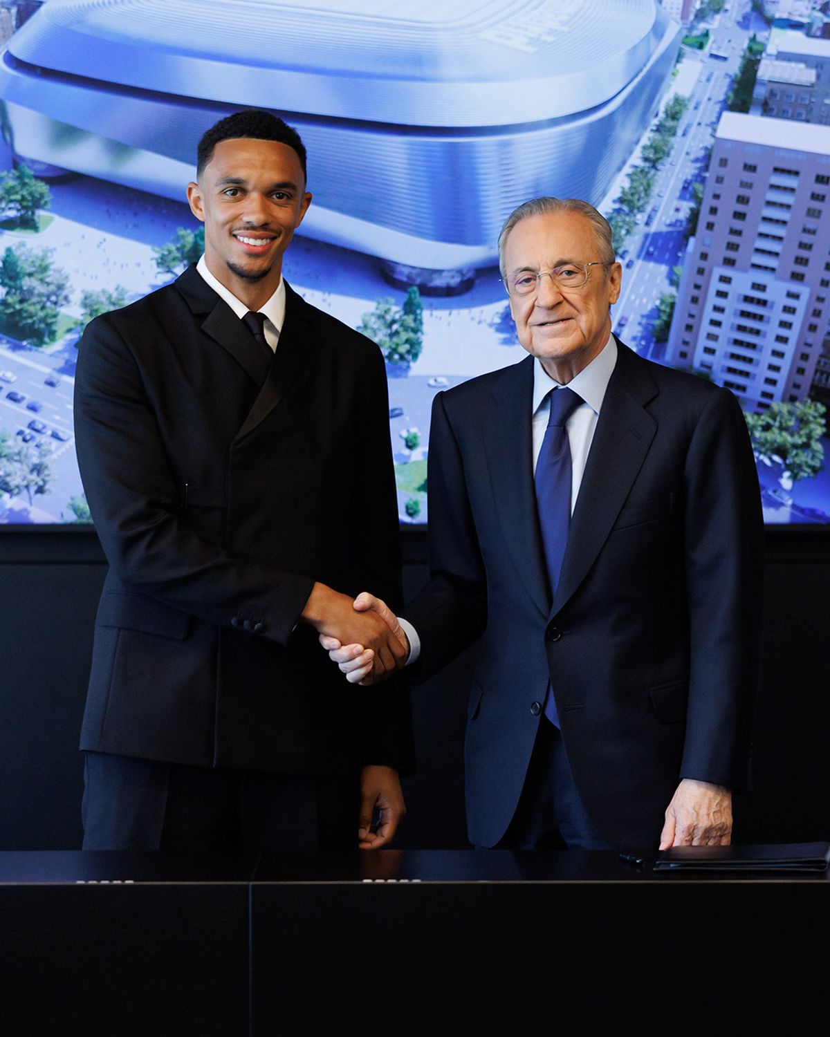 Starul dorit de Real Madrid a trecut peste despărțire! A lăsat-o pe fata lui Jude Law, iar noua iubită a fost răsfățată cu o vacanță de lux