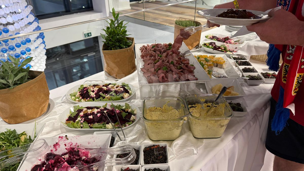 VIP la Euro U21 » Cum arată meniul Michelin de la meciuri: de la iepure cu dulceață de caise la șalău cu fenicul copt! Imaginile sunt savuroase