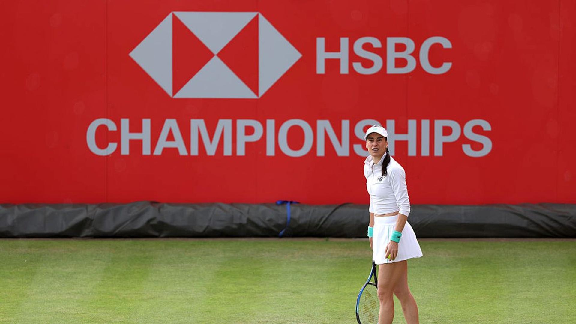Sorana Cîrstea și Emma Răducanu pregătindu-se pe terenul de la Queen’s tennis înaintea amânării meciului din cauza ploii | sursa foto: Gazeta Sporturilor