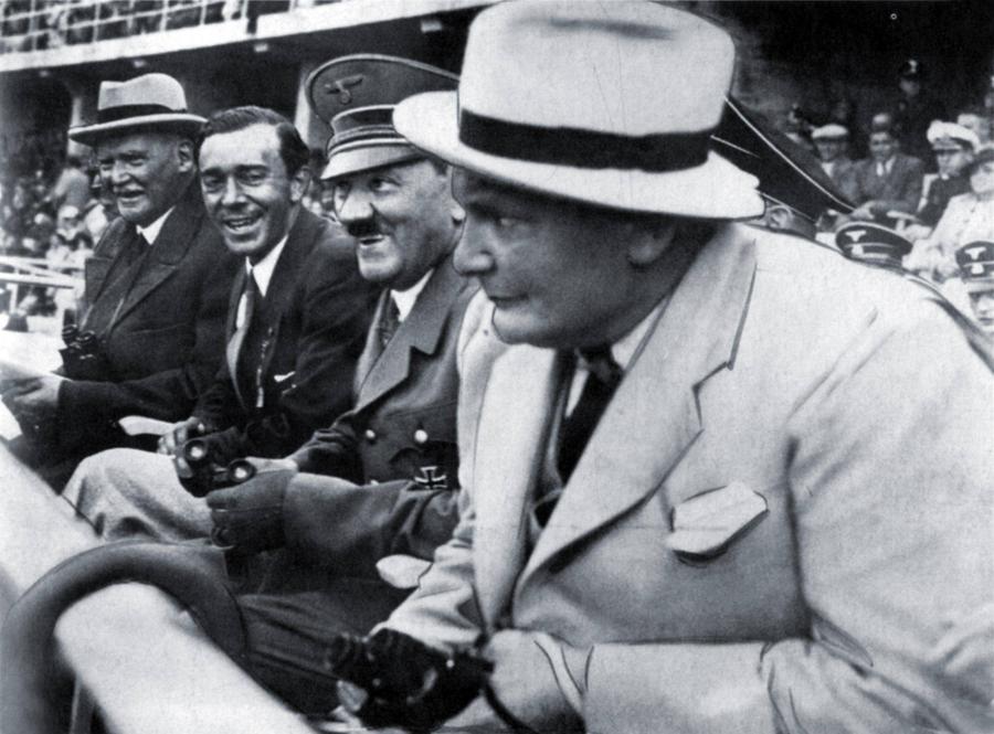 Ultimii din dreapta: Adolf Hitler, liderul nazist, și Herman Goering, la Jocurile Olimpice din 1936, foto: Imago „Până și naziștii au coafat Jocurile Olimpice” » Editorial VIOLENT în Guardian despre un personaj-cheie la Mondial: „Unul dintre cei mai mari lași din lumea sportului”