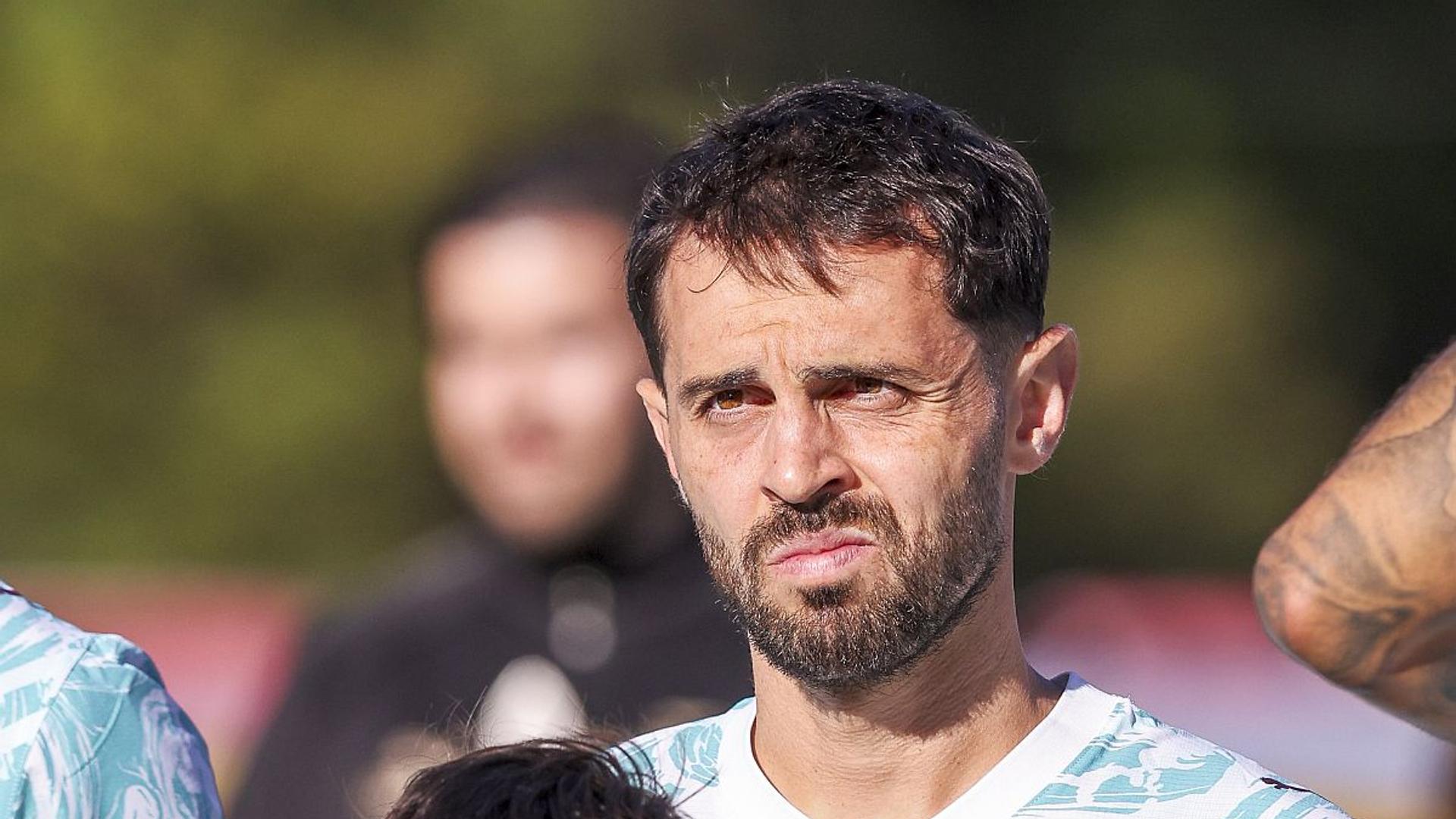 Bernardo Silva în tricoul Real Madrid, semnând contractul după transferul de la Manchester City, în contextul negocierilor cu Atletico Madrid. | sursa foto: Gazeta Sporturilor