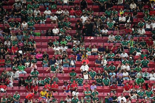 Numeroasele scaune goale la meciul Coreea de Sud - Cehia au atras furia suporterilor