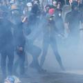 Polițiștii îi țin la distanță pe manifestanți / Foto: Bild