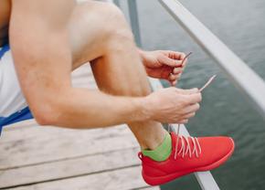 Cum să-ți alegi sneakersi de vară în care nu-ți transpiră şi nu-ţi miros picioarele