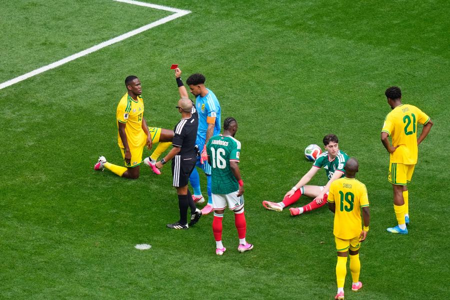 Cartonaș roșu acordat în timpul meciului dintre Mexic și Africa de Sud // foto: Imago Images Record negativ » Niciodată nu s-a mai întâmplat asta la meciul de deschidere al Campionatului Mondial