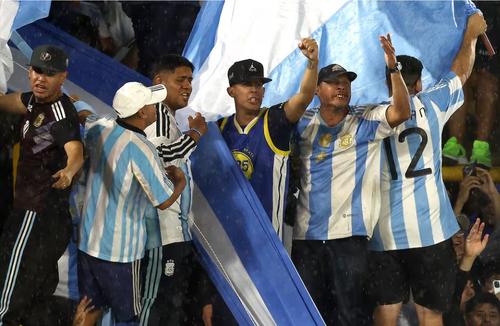 Fanii argentinieni îi vor ține pumnii din fața noilor televizoare lui Leo Messi și echipei pregătite de Lionel Scaloni