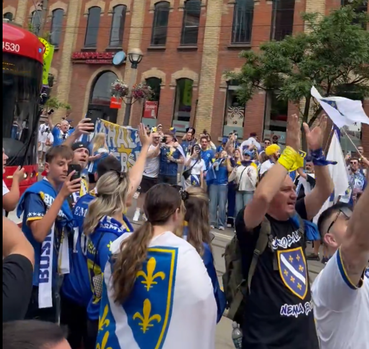 Fanii canadieni si cei bosniaci au dat nas în nas pe străzile din Toronto