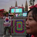 Un fan sud-coreean pozează în fața unei scene instalată la un festival al fanilor din Guadalajara, pe 10 iunie