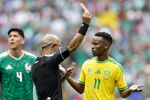 Themba Zwane a fost eliminat de arbitrul Wilton Sampaio // FOTO Imago Images