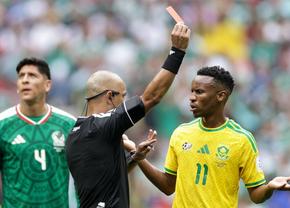 Arbitrul a încercat să explice decizia, dar nimeni nu a înțeles nimic! Moment viral la meciul de deschidere al Cupei Mondiale