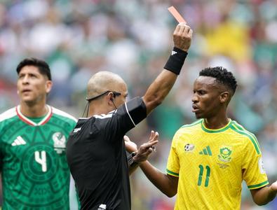 Arbitrul a încercat să explice decizia, dar nimeni nu a înțeles nimic! Moment viral la meciul de deschidere al Cupei Mondiale