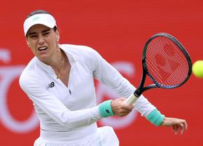 Emma Răducanu o învinge din nou pe iarbă pe Sorana Cîrstea, 6-4, 6-2 în duelul din turul secund al turneului WTA 500 de la Queen’s!