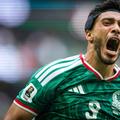 Raul Jimenez poartă o bentiță de protecție pentru tâmplă / Foto: Imago