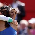 Sorana Cîrstea și Emma Răducanu la finalul meciului lor de la Queen’s Foto: Guliver/GettyImages