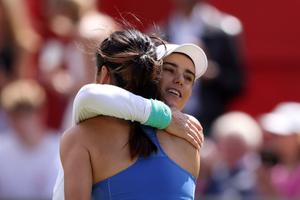 Emma Răducanu, prima reacție după victoria asupra Soranei Cîrstea în turneul de la Queen’s: „Sunt bucuroasă că am reușit să-i întorc favoarea, și pe teren propriu!”