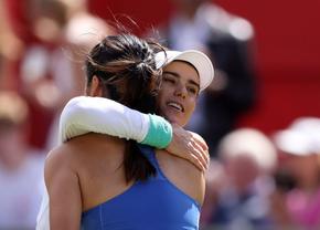 Emma Răducanu, prima reacție după victoria asupra Soranei Cîrstea în turneul de la Queen’s: „Sunt bucuroasă că am reușit să-i întorc favoarea, și pe teren propriu!”