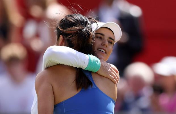 Emma Răducanu, prima reacție după victoria asupra Soranei Cîrstea în turneul de la Queen’s: „Sunt bucuroasă că am reușit să-i întorc favoarea, și pe teren propriu!”
