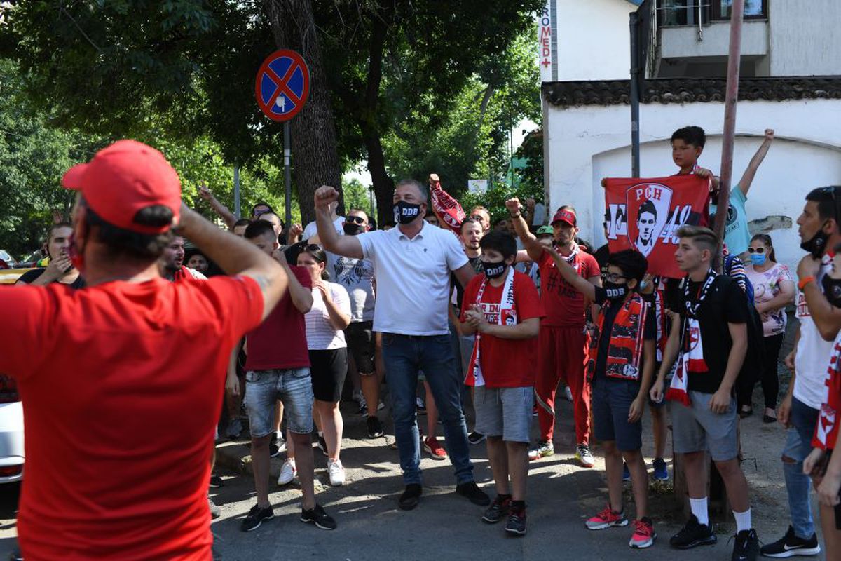 DINAMO - POLI IAȘI. VIDEO + FOTO Fanii lui Dinamo au greșit intrarea: momente comice în „Ștefan cel Mare”