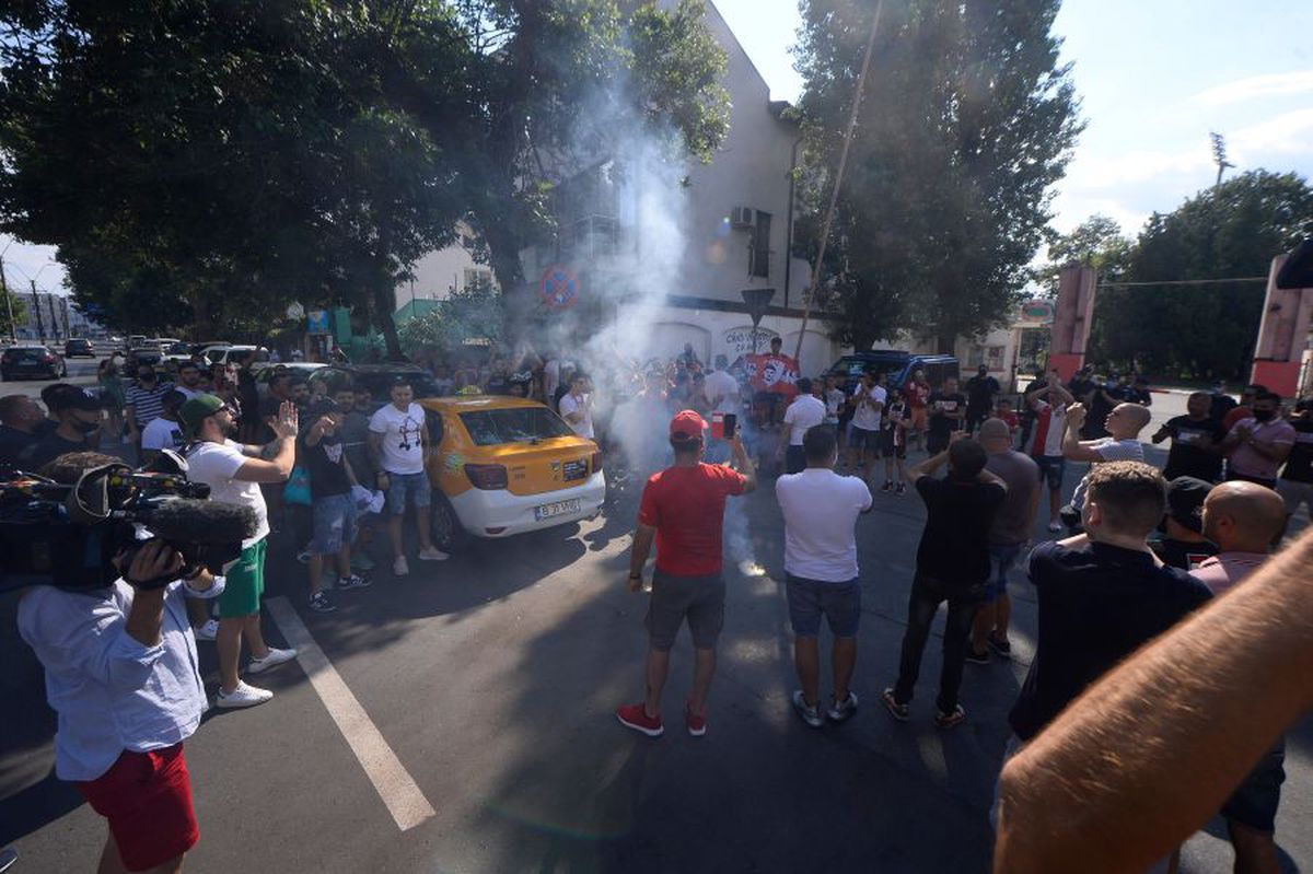 DINAMO - POLI IAȘI. VIDEO + FOTO Fanii lui Dinamo au greșit intrarea: momente comice în „Ștefan cel Mare”