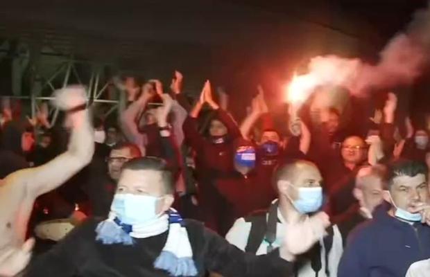 CRAIOVA - FCSB 2-1. FOTO + VIDEO Fiesta în Bănie! Jucătorii au sărbătorit alături de suporteri victoria cu roș-albaștrii