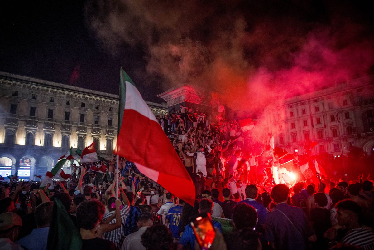 Fani italieni sărbătorind câștigarea EURO 2020