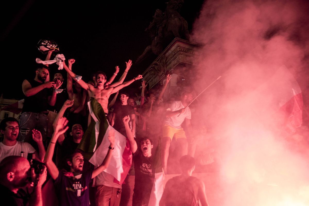 Fani italieni sărbătorind câștigarea EURO 2020