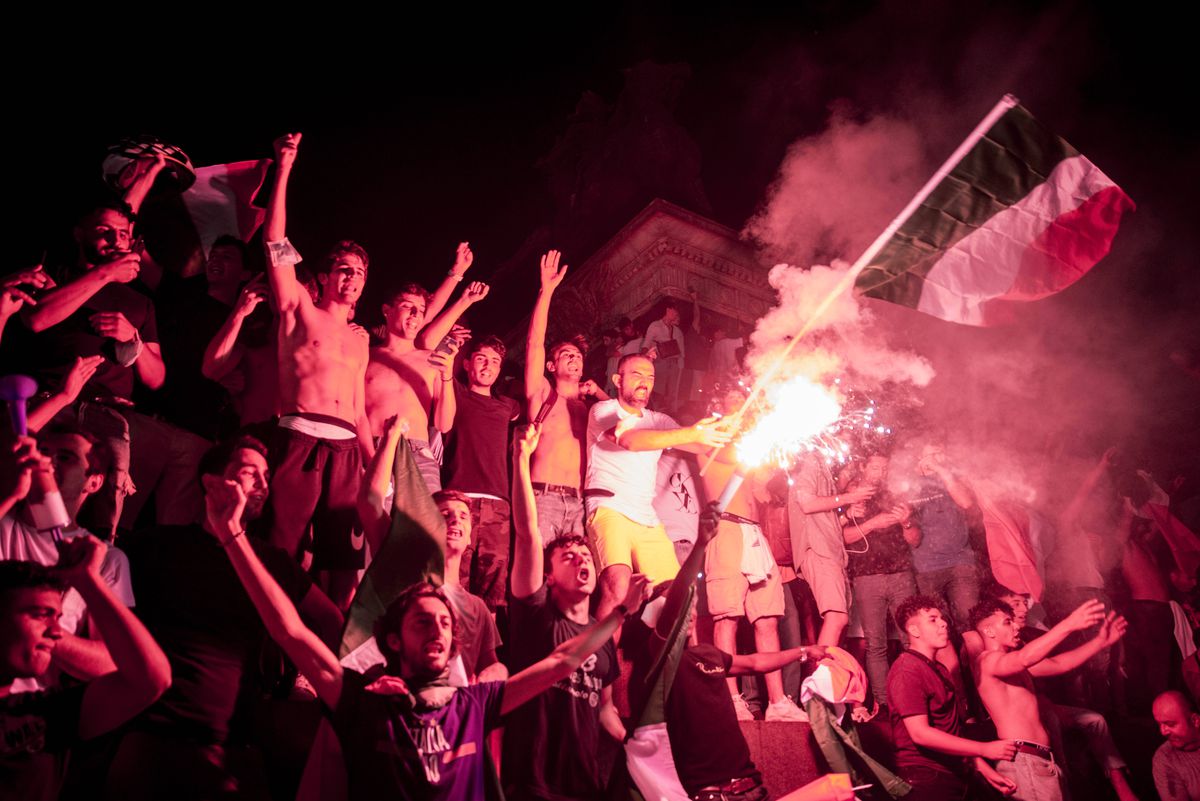 Fani italieni sărbătorind câștigarea EURO 2020