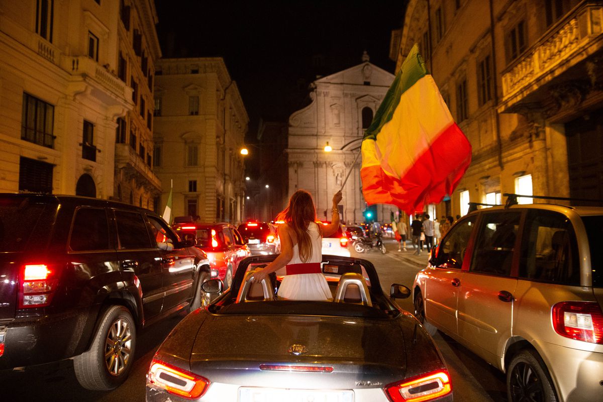 Fani italieni sărbătorind câștigarea EURO 2020