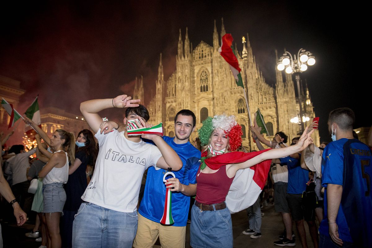 Fani italieni sărbătorind câștigarea EURO 2020