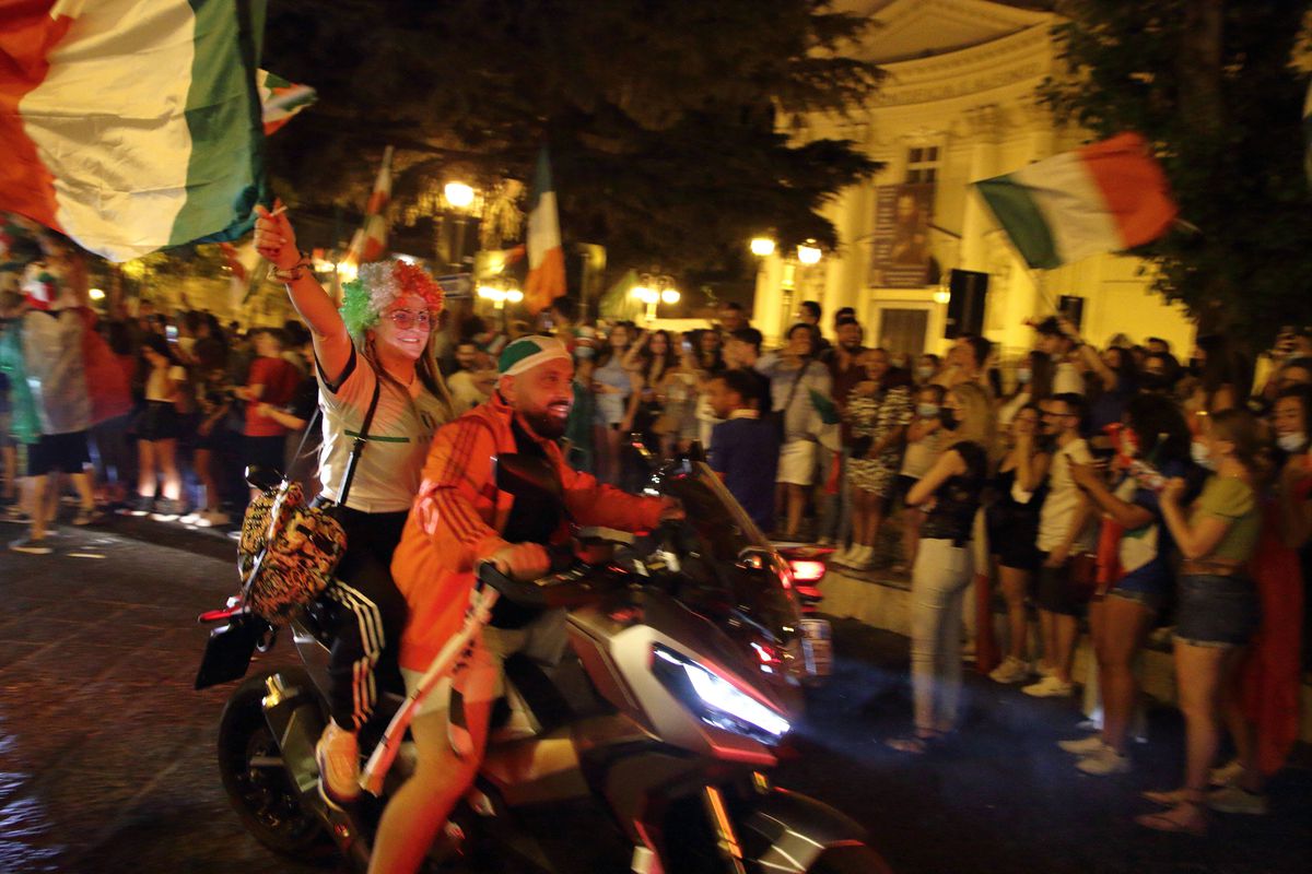 Fani italieni sărbătorind câștigarea EURO 2020