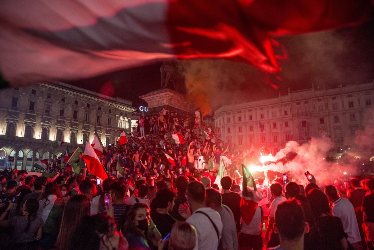 Fani italieni sărbătorind câștigarea EURO 2020