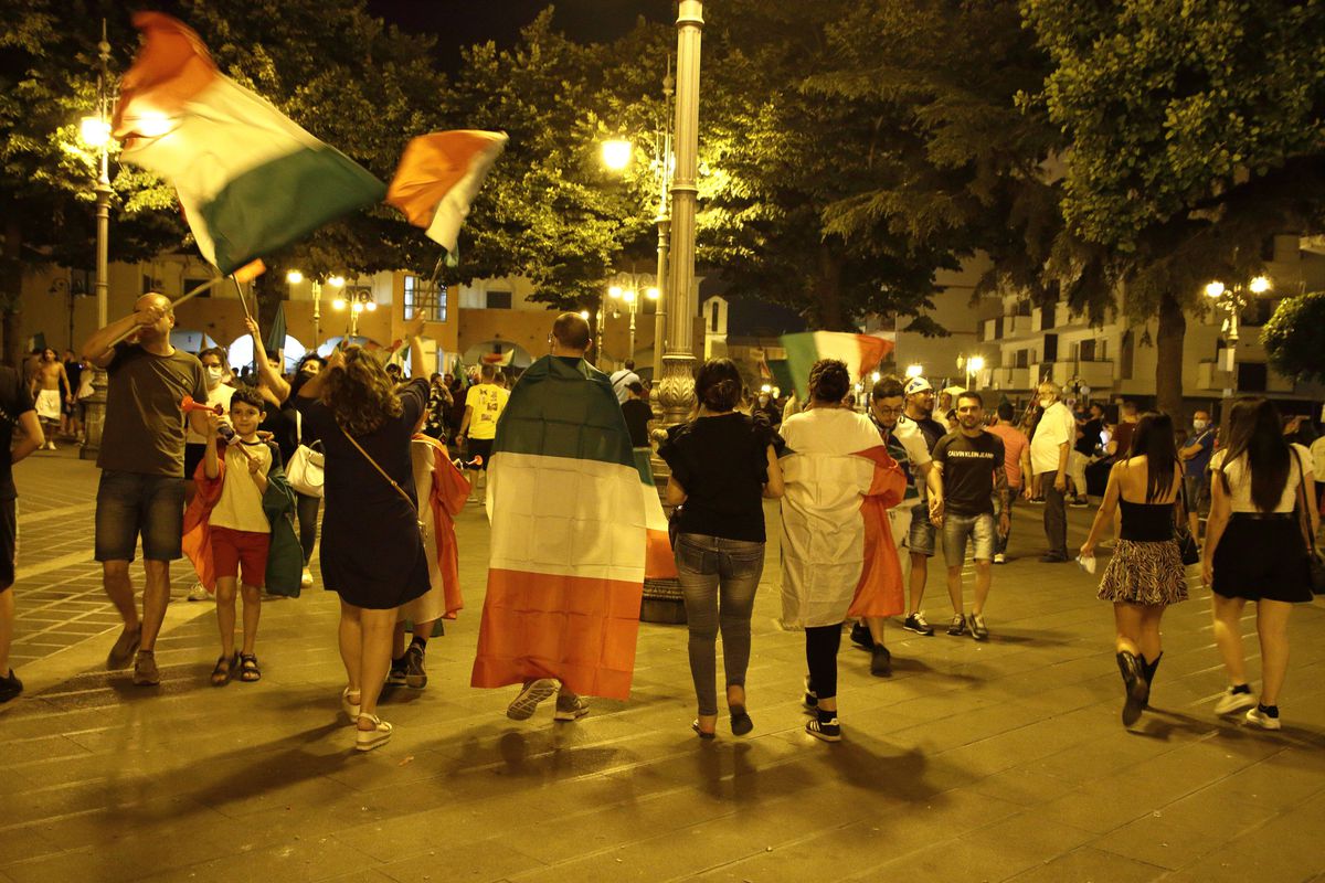 Fani italieni sărbătorind câștigarea EURO 2020