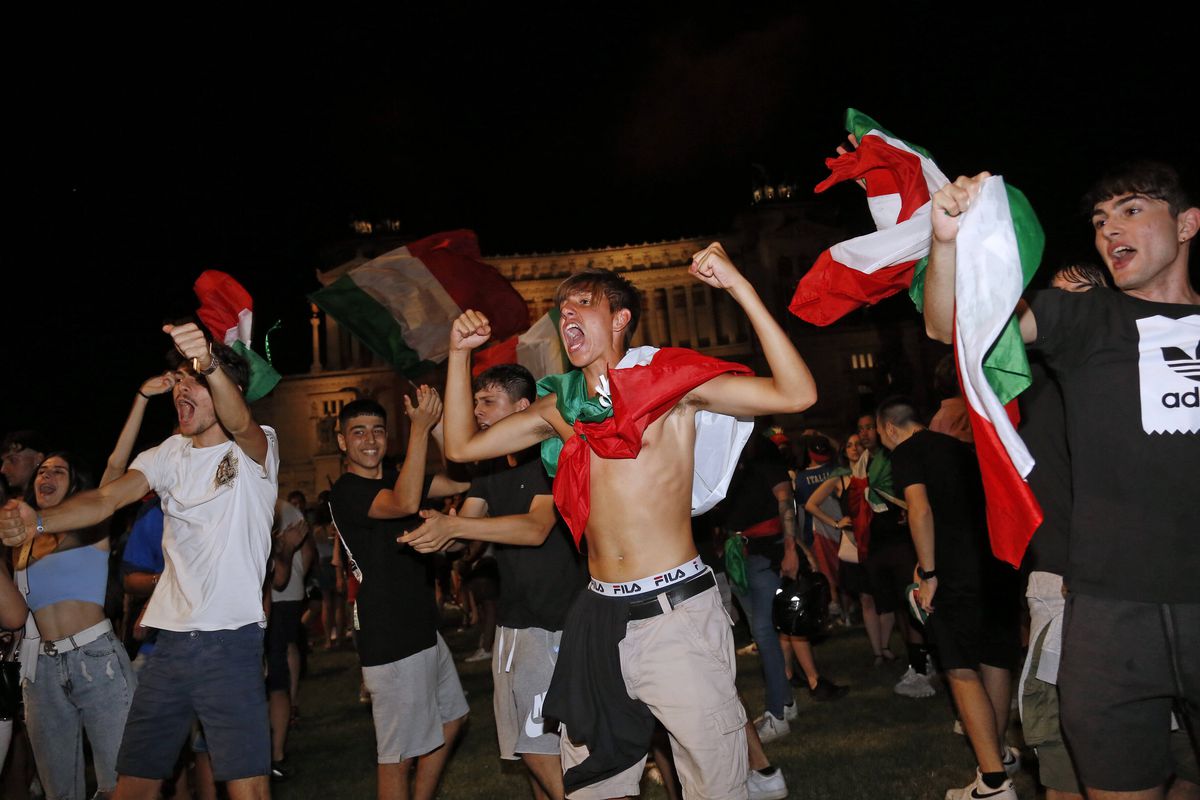 Italieni au făcut noapte albă după succesul de la EURO 2020! Nebunie pe străzile din peninsulă
