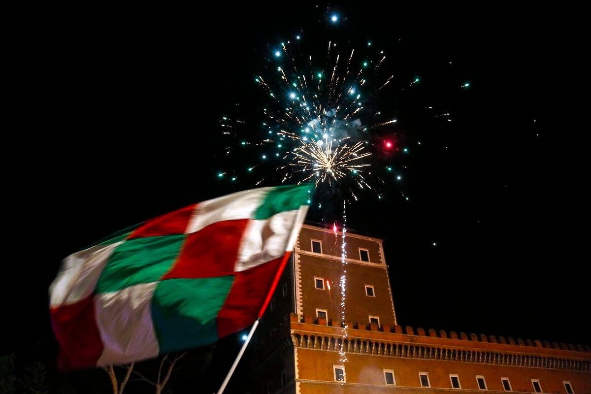 Fani italieni sărbătorind câștigarea EURO 2020